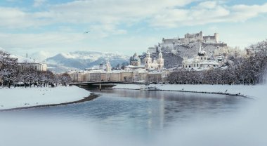 Salzburg Panoraması kışın: karlı tarihi merkezi, sunshin