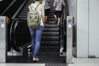 Bir tren istasyonunda seyyar sahne: genç kız ve bir merdiven