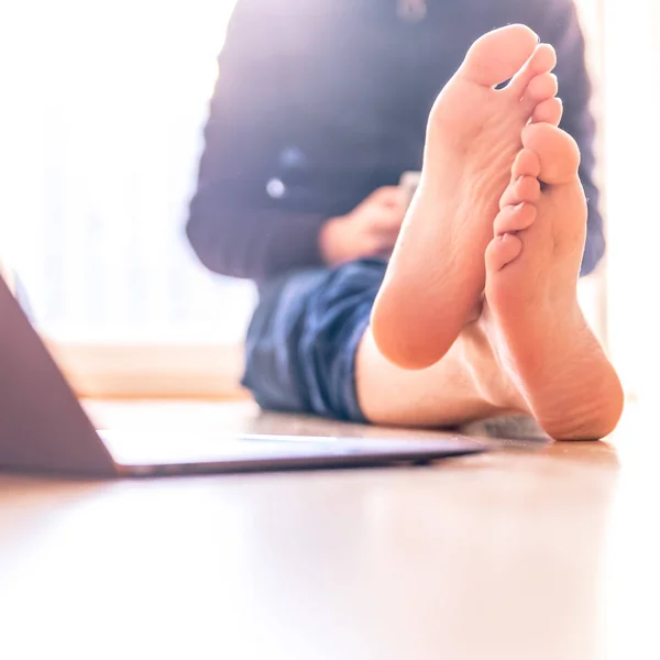 Barenaked Young Man Sitting Wooden Floor Enjoys Day Laptop Foreground — Stock Photo, Image
