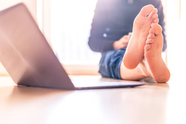 Barenaked Jovem Está Sentado Chão Madeira Gosta Dia Laptop Primeiro — Fotografia de Stock