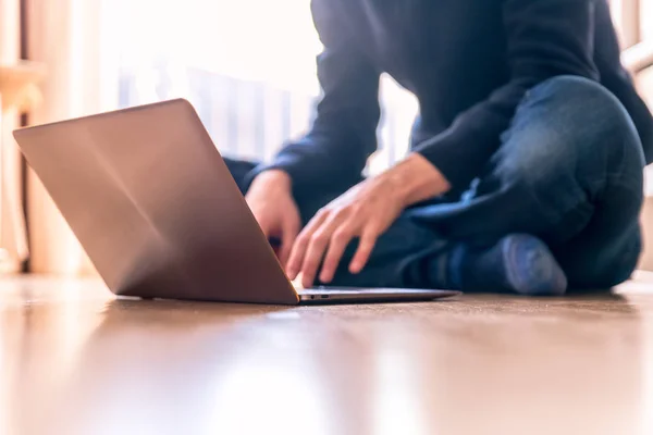 Jovem Com Laptop Está Trabalhando Chão Madeira Luz Entra Pela — Fotografia de Stock