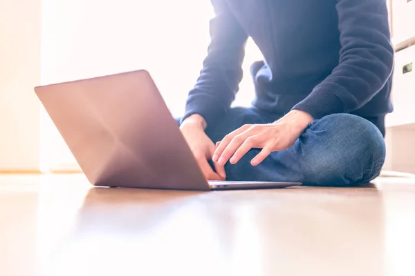 Joven Con Ordenador Portátil Está Trabajando Suelo Madera Luz Entra —  Fotos de Stock