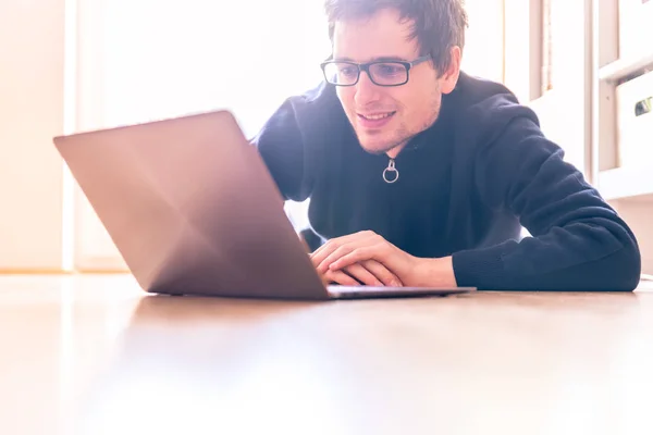 Jovem Feliz Com Laptop Está Trabalhando Chão Madeira Luz Entra — Fotografia de Stock