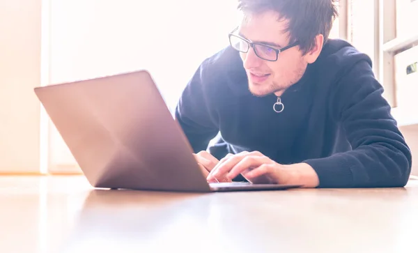Jovem Feliz Com Laptop Está Trabalhando Chão Madeira Luz Entra — Fotografia de Stock