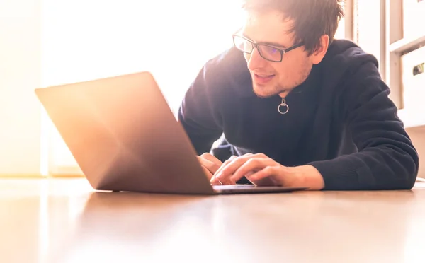 Joven Feliz Con Ordenador Portátil Está Trabajando Suelo Madera Luz — Foto de Stock