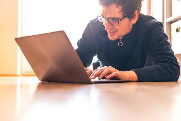 Joven Feliz Con Ordenador Portátil Está Trabajando Suelo Madera Luz — Foto de Stock