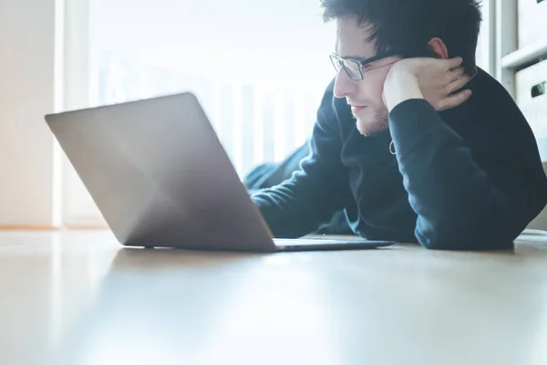 Jovem Com Laptop Está Trabalhando Chão Madeira Luz Entra Pela — Fotografia de Stock