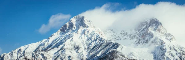 Epic Nevado Pico Montaña Con Nubes Invierno Paisaje Alpes Austri —  Fotos de Stock