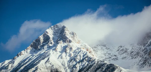 Epic Nevado Pico Montaña Con Nubes Invierno Paisaje Alpes Austri — Foto de Stock