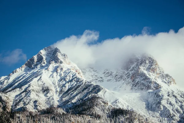 Epic Nevado Pico Montaña Con Nubes Invierno Paisaje Alpes Austri —  Fotos de Stock