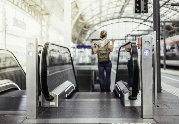 Travelling Scene Train Station Young Girl Stairway — Stock Photo, Image