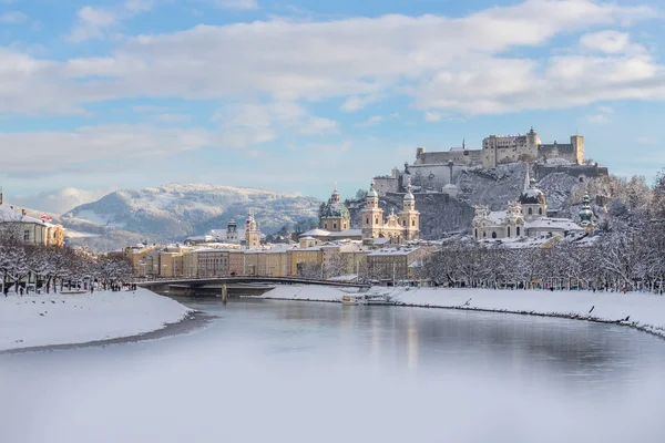 Panorama Van Salzburg Winter Besneeuwde Historisch Centrum Sunshin — Stockfoto