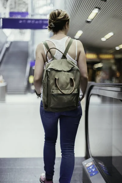 Utazó Jelenet Vasútállomáson Fiatal Lány Egy Lépcső — Stock Fotó