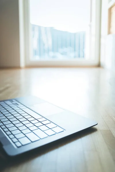 Recorte Teclado Laptop Moderno Chão Madeira Com Espaço Texto Fotografias De Stock Royalty-Free