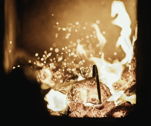 Feuerflamme Ofen Stöckchen Und Funken — Stockfoto