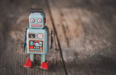 Robot oyuncak, sembol için bir sohbet etmek ya da sosyal bot ve algoritmalar. Ahşap doku. 