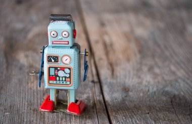 Robot oyuncak, sembol için bir sohbet etmek ya da sosyal bot ve algoritmalar. Ahşap doku. 