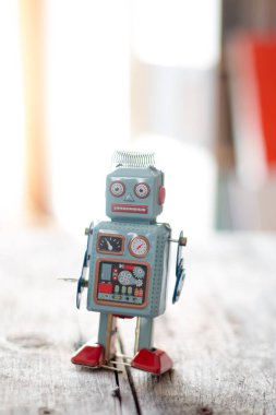 Robot oyuncak, sembol için bir sohbet etmek ya da sosyal bot ve algoritmalar. Ahşap doku. 