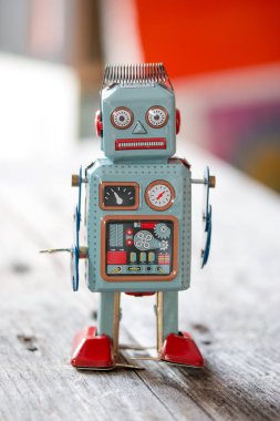 Robot oyuncak, sembol için bir sohbet etmek ya da sosyal bot ve algoritmalar. Ahşap doku. 