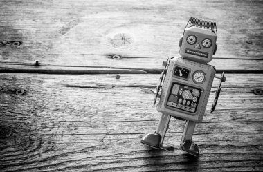 Robot oyuncak, sembol için bir sohbet etmek ya da sosyal bot ve algoritmalar. Ahşap doku. 