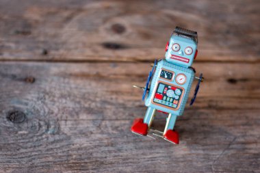 Robot oyuncak, sembol için bir sohbet etmek ya da sosyal bot ve algoritmalar. Ahşap doku. 