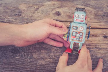 Robot oyuncak, sembol için bir sohbet etmek ya da sosyal bot ve algoritmalar. Ahşap doku. 