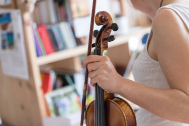 Güzel genç kız kemanıyla, akustik müziğiyle pratik yapıyor.
