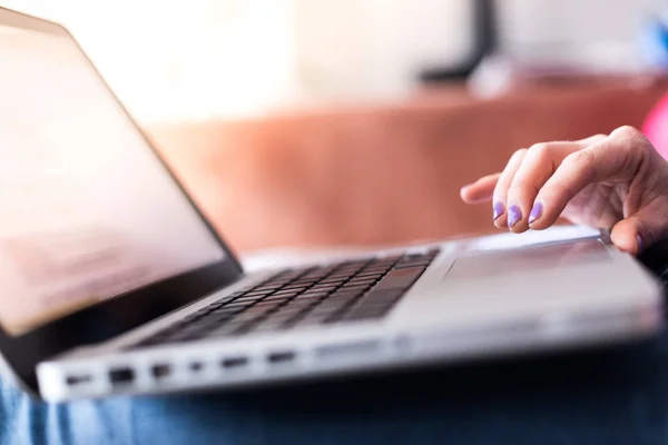 Menina Com Unhas Roxas Está Usando Seu Laptop Casa Sofá — Fotografia de Stock