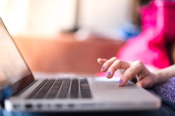 Menina Com Unhas Roxas Está Usando Seu Laptop Casa Sofá — Fotografia de Stock