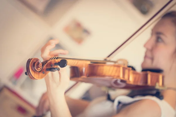 Pretty Young Girl Practices Her Violin Acoustic Music — Stock Photo, Image