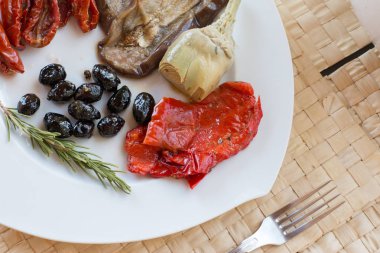 İtalyan antipasti yemek meze olarak. Domates, zeytin, kırmızı biber ve daha fazlası.