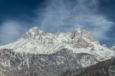 Karlı dağlar Alpler, Avusturya ile pastoral sahne