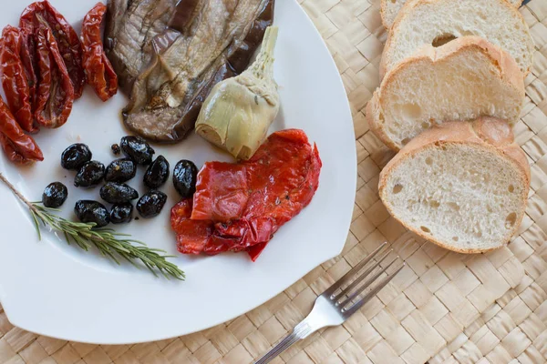 Italienische Antipasti Als Vorspeise Tomaten Oliven Paprika Und Mehr — Stockfoto