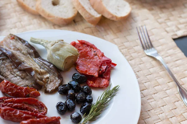 Antipasti Italiano Como Aperitivo Para Jantar Tomates Azeitonas Páprica Muito — Fotografia de Stock