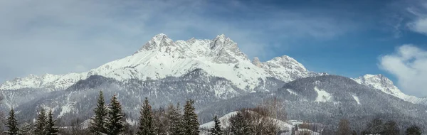田园诗般的风景与雪山阿尔卑斯山 奥地利 — 图库照片