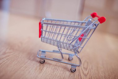 Online alışveriş ve parsel hizmet anlayışı: minyatür alışveriş sepeti ve karton kutular