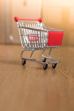 Online alışveriş ve parsel hizmet anlayışı: minyatür alışveriş sepeti ve karton kutular