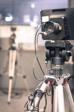 Film kamera bir tripod bir televizyon yayıncılığı Studio üzerinde