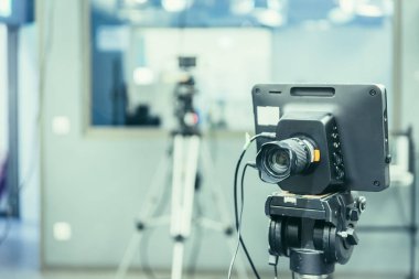 Film kamera bir tripod bir televizyon yayıncılığı Studio üzerinde