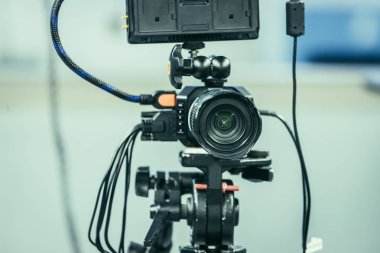 Film kamera bir tripod bir televizyon stüdyoda üzerinde