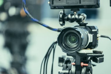 Film kamera bir tripod bir televizyon stüdyoda üzerinde