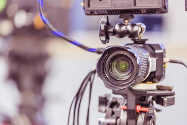 Film kamera bir tripod bir televizyon stüdyoda üzerinde