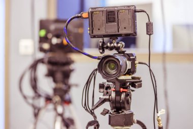 Film kamera bir tripod bir televizyon stüdyoda üzerinde