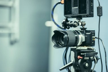 Film kamera bir tripod bir televizyon stüdyoda üzerinde