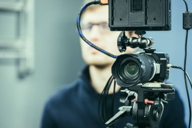 Film kamera bir tripod bir televizyon stüdyoda üzerinde