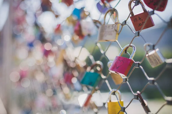 Πολύχρωμα Χαριτωμένα Αγάπη Κλειδώματα Markartsteg Σάλτσμπουργκ — Φωτογραφία Αρχείου