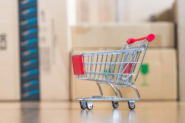 Online Shopping Concetto Servizio Pacchi Carrello Scatole Cartone Miniatura — Foto Stock