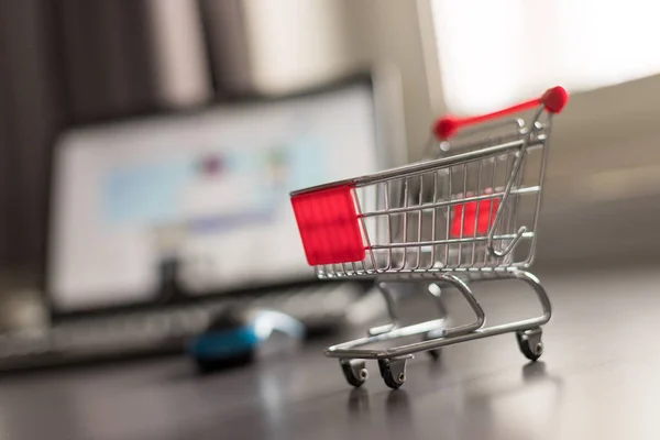 Online Shopping Konzept Miniatur Einkaufswagen Laptop Und Maus Verschwommenen Hintergrund — Stockfoto