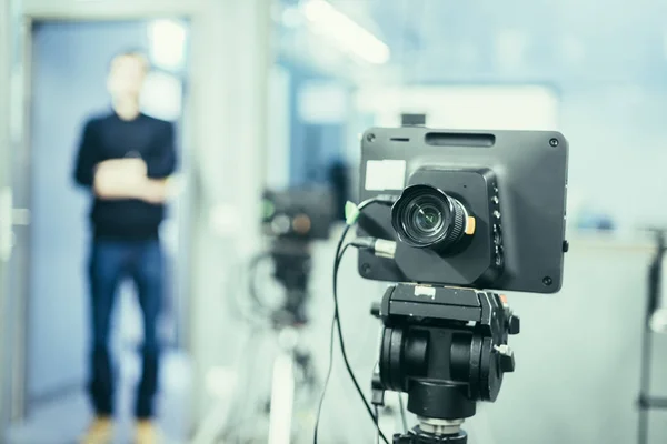 Lens Van Een Filmcamera Een Televisie Uitzending Studio Spotlights Apparatuur — Stockfoto