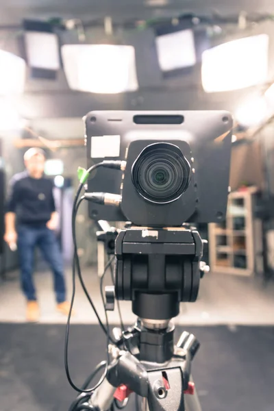 Objectif Une Caméra Film Dans Studio Télédiffusion Projecteurs Équipements Réalisateur — Photo